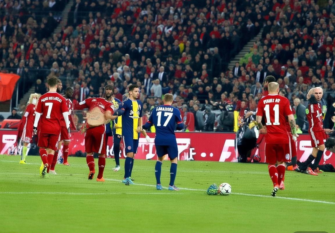 欧冠下半场对决：心理战术较量与逆转风云